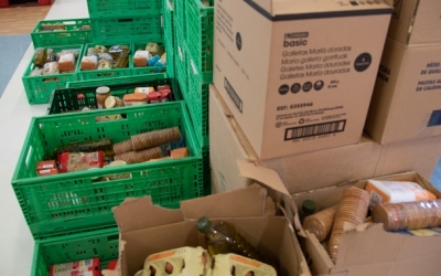 Imatge d'aliments apilats per repartir entre les famílies vulnerables | Arxiu